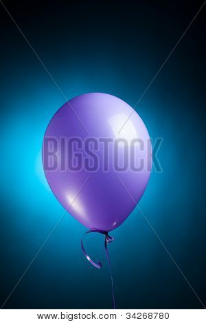 feestelijke paarse ballon op blauw