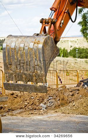 Radlader Maschine entladen Sand am Eathmoving arbeitet in Baustelle