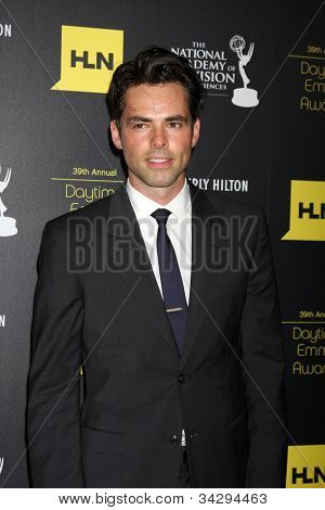 LOS ANGELES - JUN 23: Jason Cook megérkezik a 2012 Daytime Emmy-díj, a Beverly Hilton Hotel