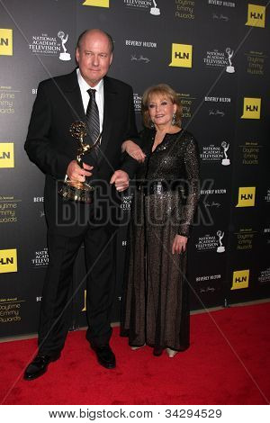 LOS ANGELES - JUN 23: Bill Geddie, Barbara Walters w sali prasowej 2012 Daytime Emmy Award