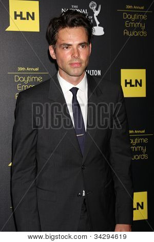 LOS ANGELES - JUN 23: Jason Cook megérkezik a 2012 Daytime Emmy-díj, a Beverly Hilton Hotel