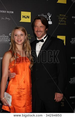 LOS ANGELES - 23 JUN: Matthew Ashford, dochter aankomt op de 2012 Daytime Emmy Awards op Beverly 
