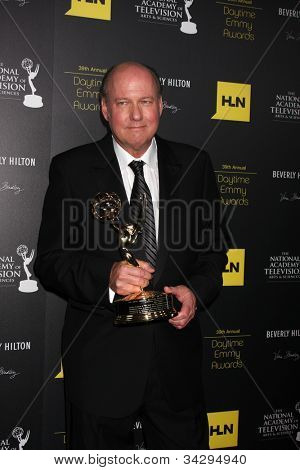 LOS ANGELES - JUN 23: Bill Geddie w sali prasowej 2012 Daytime Emmy nagrody w Beverly Hilt