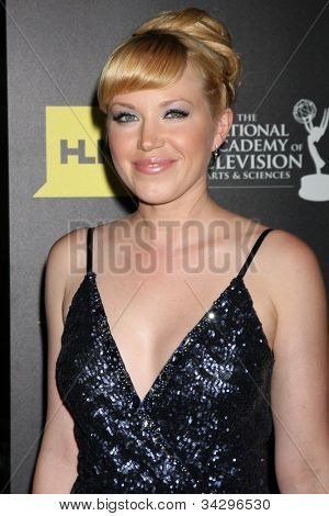 LOS ANGELES - JUN 23: Adrienne Frantz ankommer til 2012 Daytime Emmy Awards i Beverly Hilton Hot