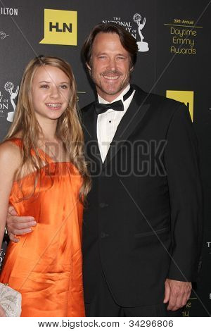 LOS ANGELES - 23 JUN: Matthew Ashford, dochter aankomt op de 2012 Daytime Emmy Awards op Beverly 