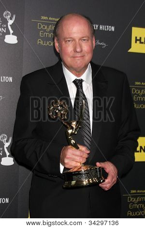 LOS ANGELES - JUN 23: Bill Geddie w sali prasowej 2012 Daytime Emmy nagrody w Beverly Hilt