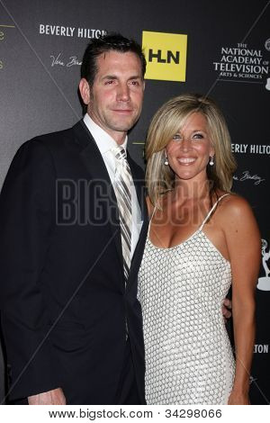 LOS ANGELES - JUN 23: Laura Wright, Frank V dorazí na 2012 Daytime Emmy Awards v Beverly Hilt