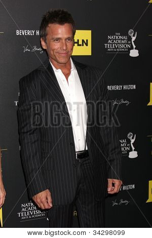LOS ANGELES - 23 de junho: Scott Reeves chega 2012 Daytime Emmy Awards no Beverly Hilton Hotel 