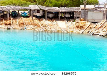Porta di Es Calo de San Agusti nell'isola di Formentera spiaggiato barche con rotaie di legno