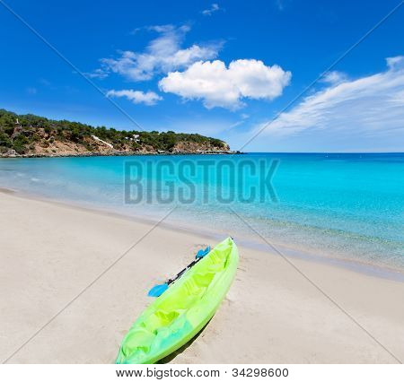 Cala Llenya v Ibiza kajak s tyrkysovou vodou v provincii Baleáry