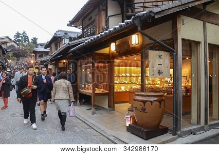 Kyoto, Japan- 24 Nov, 2019: Unidentified People Stroll Ninenzaka Street In Higashiyama. Higashiyama 