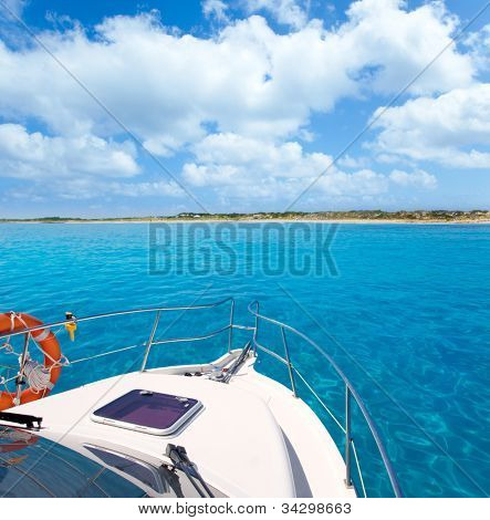 Loď na pláž llevant v průhledné vodě ostrov Formentera