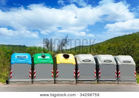 Contenitori di spazzatura selettiva ecologico di colori per un concetto di pianeta verde