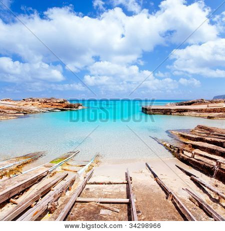 Porto de Agusti es Calo de San em ferrovias de barco de madeira de ilha de Formentera