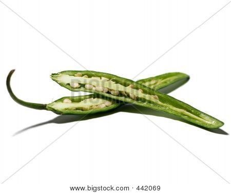 Zielone Chilli (na białym tle)