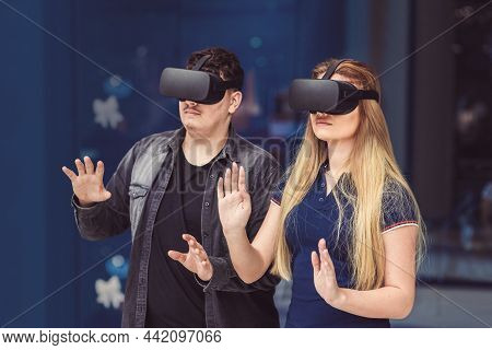 Metaverse And Blockchain Tehnology Concept With People Enjoying New Virtual World Experience On Vr G