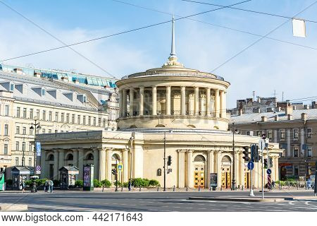 Saint Petersburg, Russia - June 18, 2017. Exterior View Of The Main Entrance To Ploshchad Vosstaniya