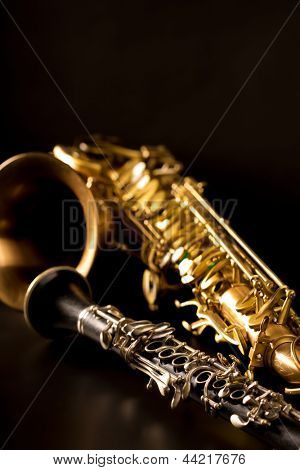 Muzyka klasyczna saksofon saksofon i klarnet w czarnym tle