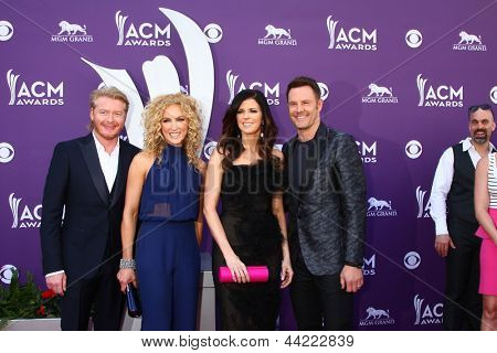 LAS VEGAS - 7 de MAR: Little Big Town llega en 2013 premios de la Academia de música Country en el MGM G