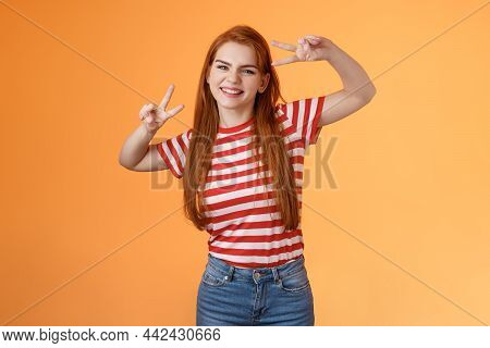 Friendly Upbeat Good-looking Redhead Woman Rejoicing, Feel Happy, Enjoy Summetime, Take First Photo 