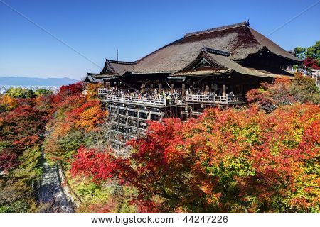 KYOTO - 19 listopada: Turystyczny przestrzegać rocznego jesień kolory w świątyni Kiyomizu-dera 19 listopada, 2