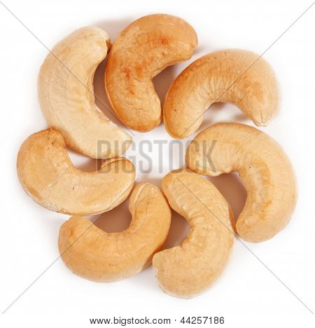 Cashew nødder isoleret på hvid baggrund