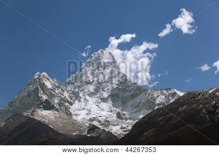 Alte montagne nel cloud. Nepal. Everest