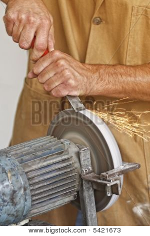Handyman arbejde på slibesten