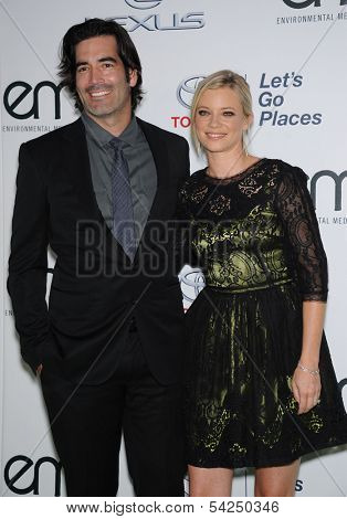 LOS ANGELES - OCT 19:  Amy Smart & Carter Oosterhouse arrives to 