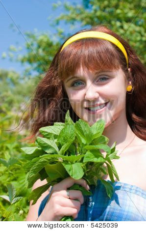 La jeune fille avec un Bouquet de menthe