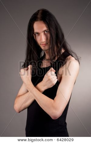 pohledný mladý emo gothic muž