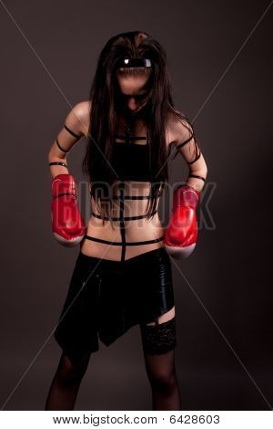 smyslná emo gothic žena v Boxerské rukavice připravuje na boj