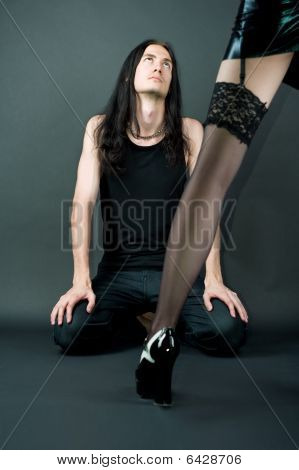 Sexy nohy mladé gotiky ženské stojící před pohledný muž