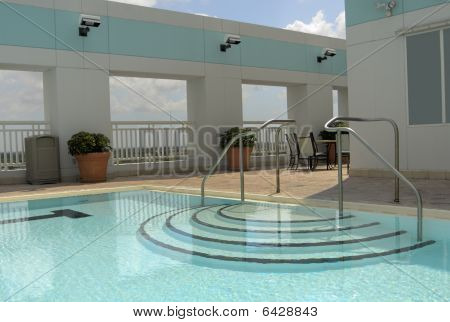 Piscina en la parte superior del edificio