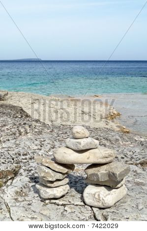Inuksuk sur la côte rocheuse