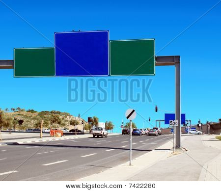 Пустой Roadsign рядом с шоссе