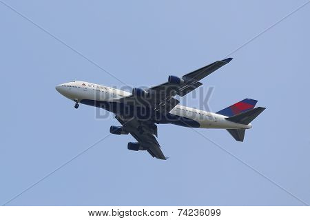 Delta Airline Boeing 747 approaching JFK Airport