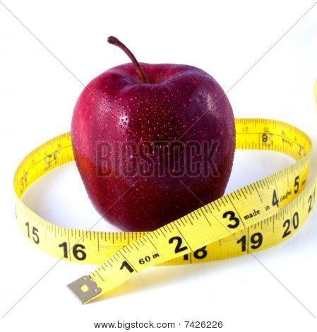 Fruta roja y cinta métrica