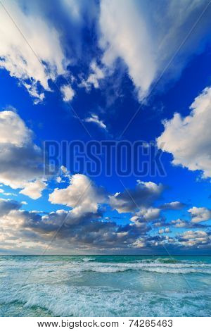 sea Ã?ÃÂ¢??Ã?ÃÂ¢??waves and cloudy sky