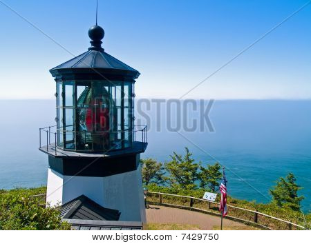 Faro di Cape Meares sulla costa dell'Oregon, in una giornata soleggiata, chiara