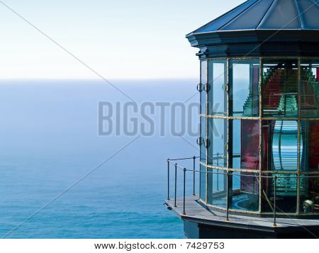 Faro di Cape Meares sulla costa dell'Oregon, in una giornata soleggiata, chiara