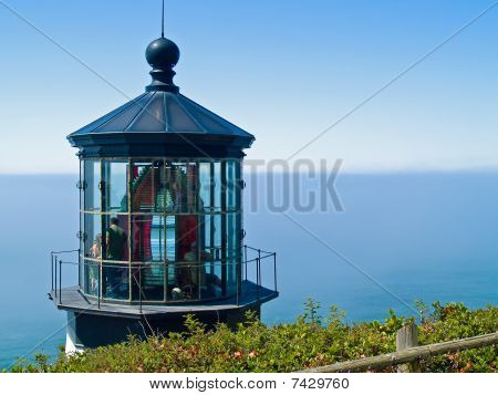 Faro di Cape Meares sulla costa dell'Oregon, in una giornata soleggiata, chiara