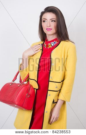 girl with a red bag and dress in yellow Polten