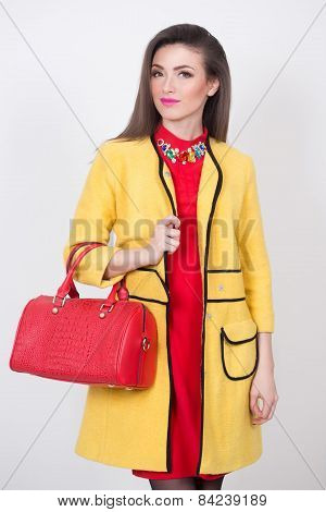 girl with a red bag and dress in yellow Polten