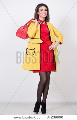 girl with a red bag and dress in yellow Polten