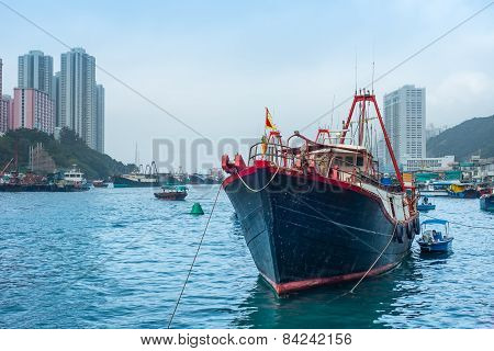 Hong Kong-march 12: Traditional Fishing Trawler In The Aberdeen Bay. Famous Floating Village