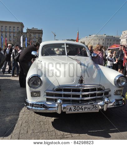 Full-size Luxury Retro Car Zim