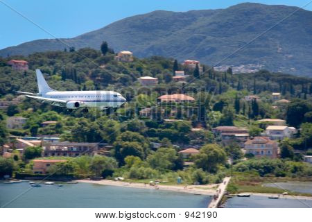 Grande avion atterrissant sur l'île de Corfou, Grèce