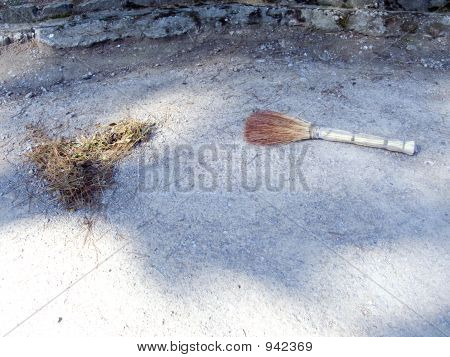 Escoba y polvo