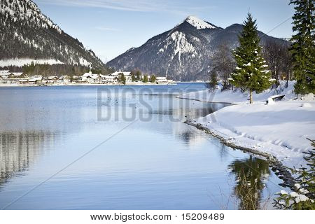 Obrázek Walchensee v bavorském Německu pokrytý sněhem